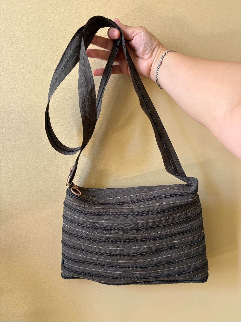 Like new Zip-It Messenger Crossbody Purse Bag Green Zipper Tote Lightweight